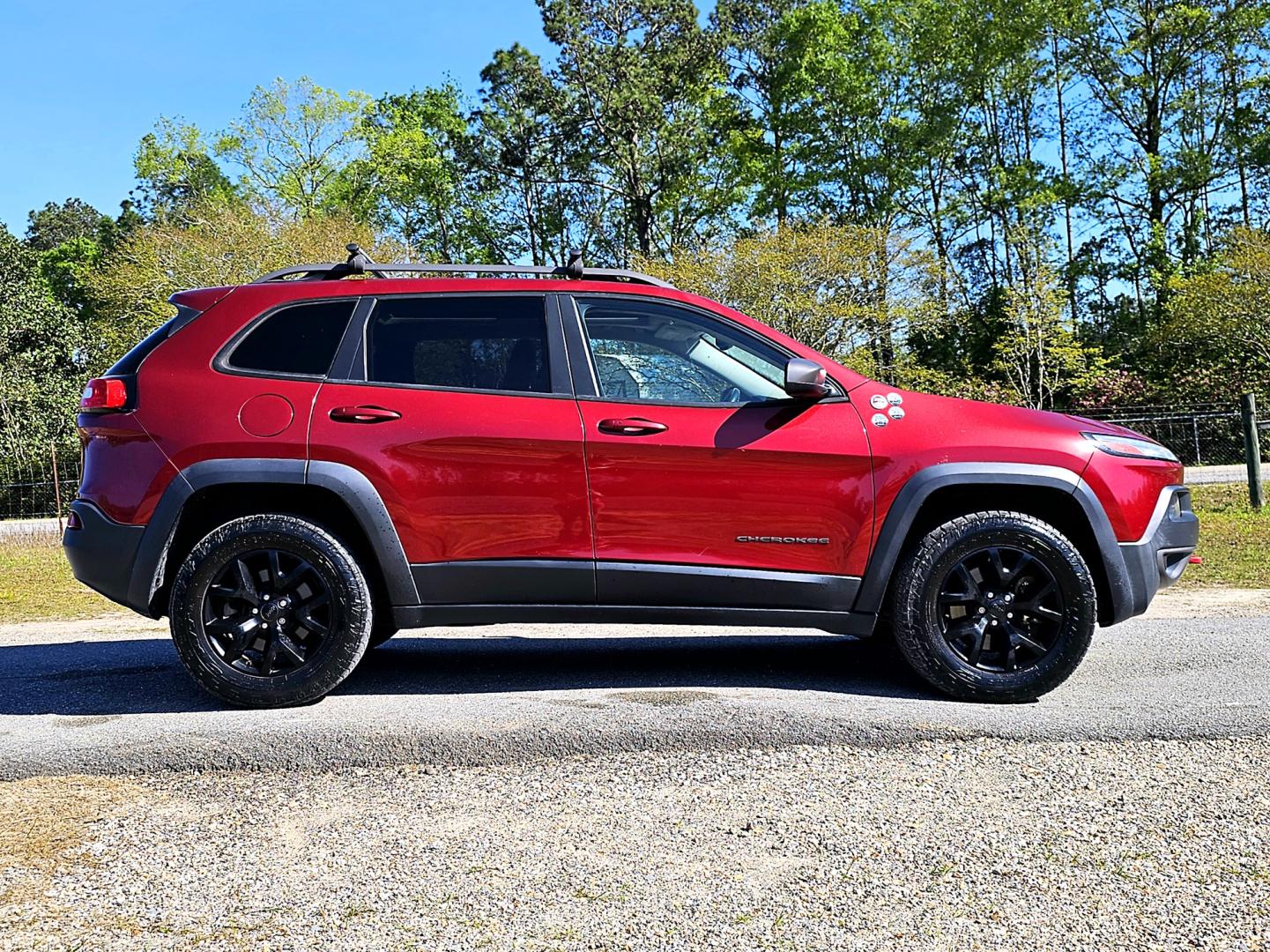 2014 Red Jeep Cherokee Trailhawk 4WD (1C4PJMBS2EW) with an 3.2L V6 DOHC 24V engine, 9-Speed Automatic transmission, located at 18001 Kellogg Rd, Saucier, MS, 39574, (228) 832-1441, 39.421459, -76.641457 - Photo#28